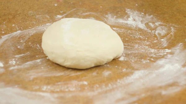 La mujer o el hombre en la mesa desplegar la masa para galletas, pizza, pasta —  Fotos de Stock