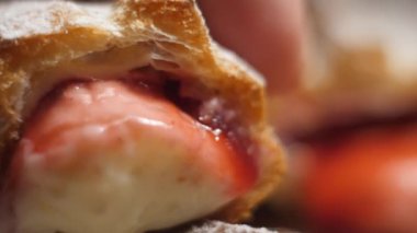 4K yavaş çekimde üzerine kırmızı ve beyaz krema serpiştirilmiş ev yapımı eklersiniz.