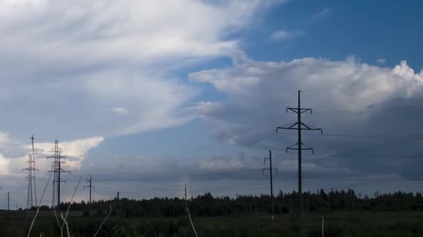 Erős esőfelhők a vihar előtt Időkiesés az elektromos vezeték előterében — Stock videók