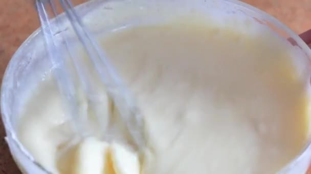 Jaunes d'œufs fouettés avec du sucre dans un bol en verre — Video