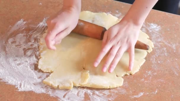 Pâte à pétrir Baker avec rouleau à pâtisserie sur table — Video