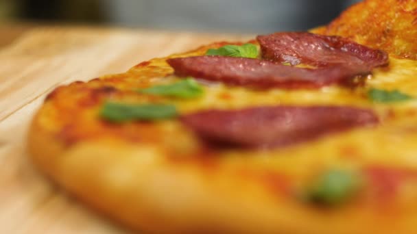 Ppetizing hete pepperoni pizza ligt op een dienblad. Een close-up. Langzame beweging — Stockvideo