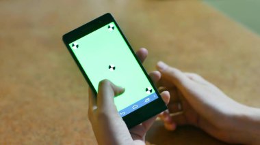 Akıllı telefon dokunmatik ekran anahtarı kullanan kadın elleri yakın plan, parmaklar hareketler yapar modern akıllı telefonun ekranına dokunur ve araklarlar..