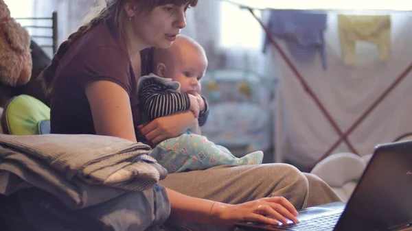 Μητέρα με το μωρό της χρησιμοποιώντας φορητό υπολογιστή — Φωτογραφία Αρχείου