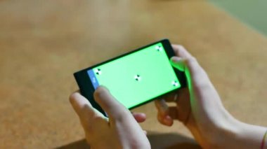 Akıllı telefon dokunmatik ekran anahtarı kullanan kadın elleri yakın plan, parmaklar hareketler yapar modern akıllı telefonun ekranına dokunur ve araklarlar..