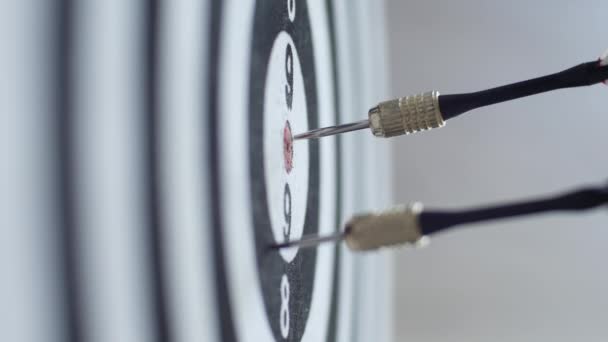 Dart hitting bulls eye, single shot bulls-eye. Concept of successful business ideas hitting the exact center of the target. Perfect performance of the task and superiority over the rivals. — Stock Video