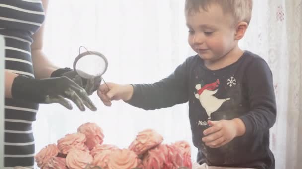 Bel bambino carino aiutare la mamma a fare dolci fatti in casa. Prepararsi per una festa o una vacanza in famiglia. — Video Stock