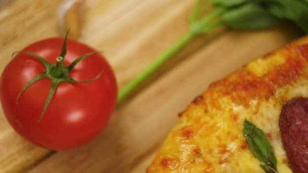Κοντινό πλάνο της ιταλικής προετοιμασίας πίτσας. Η διαδικασία παρασκευής πίτσας στο τραπέζι. Φρέσκια ζύμη στο τραπέζι της κουζίνας. Μαγείρεμα στο σπίτι κατά τη διάρκεια της απομόνωσης, η πανδημία 2020. Μείνετε στο σπίτι έννοια — Αρχείο Βίντεο