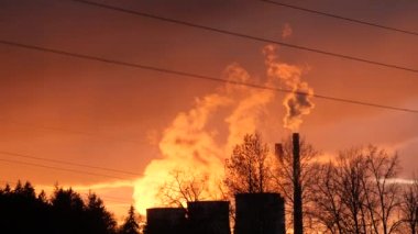 Günbatımında. Duman termik santralin borularından geliyor. Sanayi bölgesi. Hava kirliliği, sera etkisi, çevre koruma