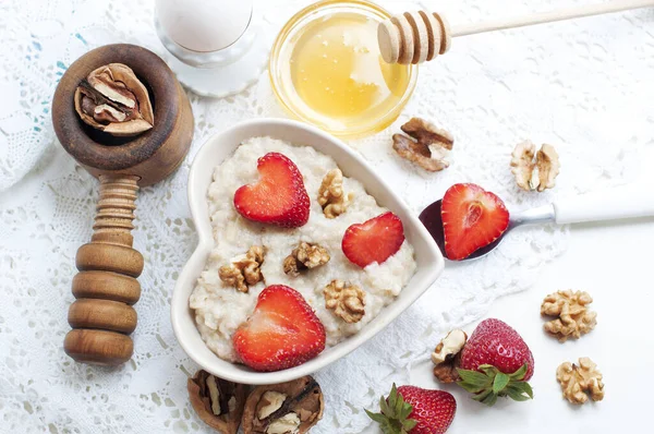 Frühstück Mit Haferflocken Mit Erdbeeren Honig Walnüssen Und Auf Weißem — Stockfoto