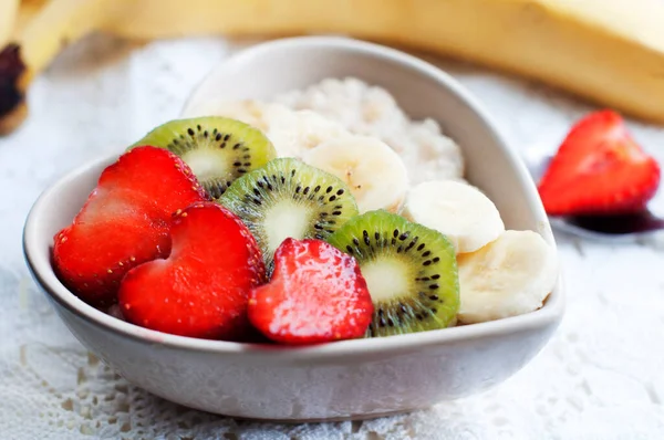 Frühstück Mit Haferflocken Mit Erdbeeren Kiwi Honig Banane Auf Weißem — Stockfoto