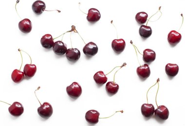 Beyaz arka planda tatlı kirazlı desen. Üst görünüm