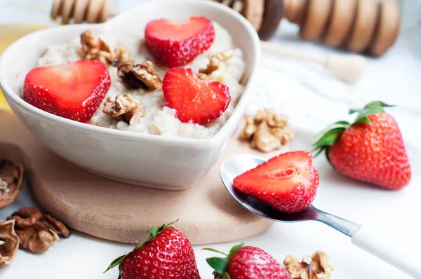 Frühstück Mit Haferflocken Mit Erdbeeren Honig Walnüssen Und Auf Weißem — Stockfoto