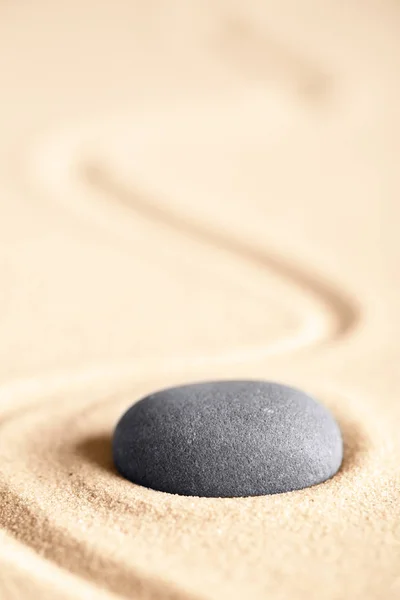 禅宗冥想石的集中和放松给能量和灵感 希望和纯洁的理念 纹理沙背景上的圆形岩石 有复制空间的空间 — 图库照片