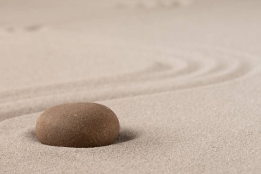 Bir zen meditasyon taş toplama yalak odak. Yuvarlak kaya kum doku arka planda. Yoga ya da spa masajını tedavi konsepti.