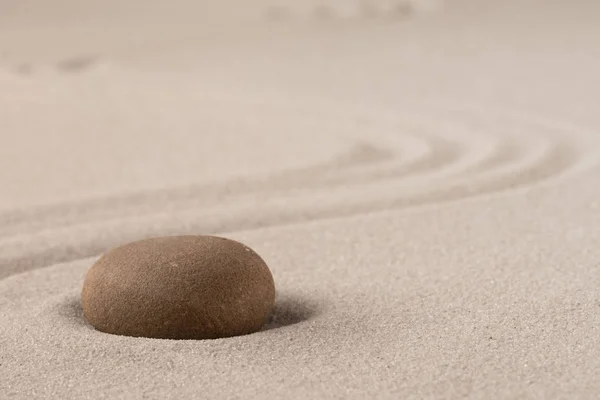 濃度トラフ焦点禅瞑想の石 砂のテクスチャ バック グラウンドでラウンド ロック ヨガやスパのウェルネス治療のコンセプト — ストック写真