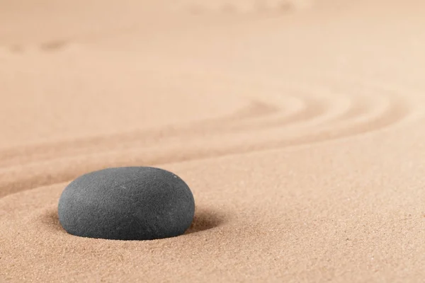 矿物石疗法通过禅宗冥想和放松 让您的精神得到缓解 水疗健康或灵气精神治疗心灵的身体和灵魂 带纹理和复制空间的倾斜的沙子背景 — 图库照片
