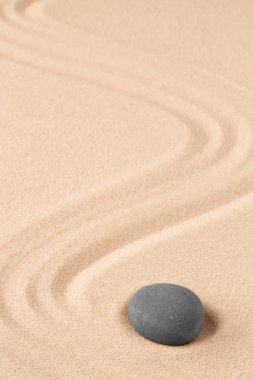 Spa wellness iç dünyasını ve ruhsal sağlık için. Zen meditasyon taş dinlenmek için. Saflık denge ve uyum için kavram. Arka plan komisyonlu kum ve açık kopya alanı ile.