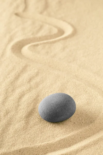 治疗或精神治疗槽放松和冥想集中在一个禅宗石园 水疗健康背景与沙子纹理 — 图库照片