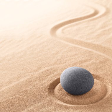 Spa wellness iç yaşam terapisi ve ruhsal sağlık için. Zen meditasyon taş dinlenmek için. Saflık denge ve uyum için kavram. Komisyonlu kum ile arka plan.