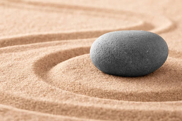 Japanischer Zen Meditationsstein Und Sandgarten Für Achtsamkeit Entspannung Harmoniegleichgewicht Und — Stockfoto