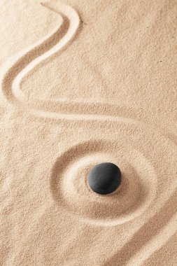 Taş şifa komisyonlu kum ve spa wellness. Konsantrasyon ve gevşeme minimalizm ve saflık için Zen Budizm meditasyon taş. Manevi arka plan kopya alanı ile.