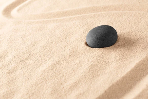黒い玄武岩禅瞑想石日本の砂の庭で スピリチュアルヒー リングでフォーカス濃度ミニマリズム ウェルネス リゾートにおける代替療法 コピー スペースと砂の背景 — ストック写真