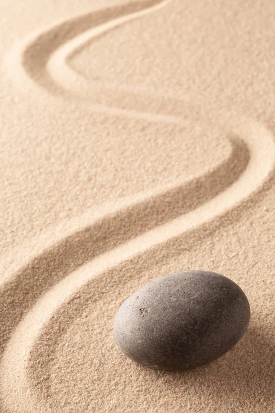 在禅宗石头花园的沙子弯曲的线 沙质背景上的圆形黑色岩石 和谐与平衡的概念 — 图库照片