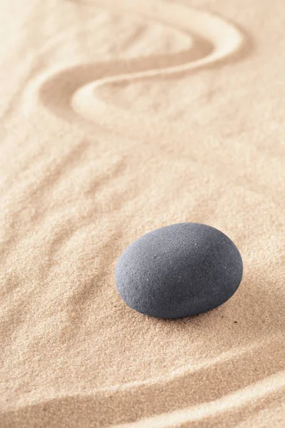 禅宗石日本沙园在沙中围岩 佛教或瑜伽背景的精神纯洁性和专注 — 图库照片
