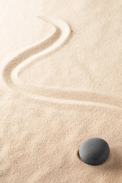 水疗健康为内心的生活治疗和精神健康 禅宗冥想石放松 平衡与和谐的理念 背景与倾斜的沙子 — 图库照片