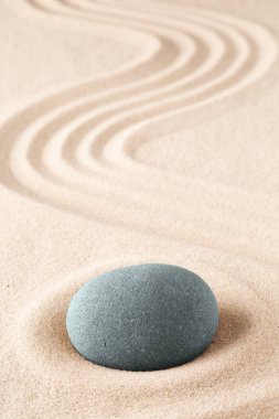 Taş meditasyon bahçesi. Budizm ve farkındalık için Japon zen kavramı. Konsantrasyon ve fucusing için kavram. Kopyalama alanı ile kumlu arka plan üzerinde Yuvarlak kaya. 