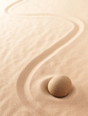 Minimalizm zen kum ve taş meditasyon bahçesi. Spa sağlıklı yaşam veya kopya alanı ile yoga arka plan. Saflık, maneviyat ve farkındalık kavramı.
