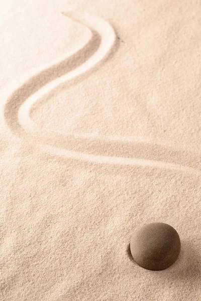 禅宗禅修日本石头和沙园与倾斜的线 浓度和焦点的概念 以纯洁 和谐和平衡 带复制空间的背景 — 图库照片