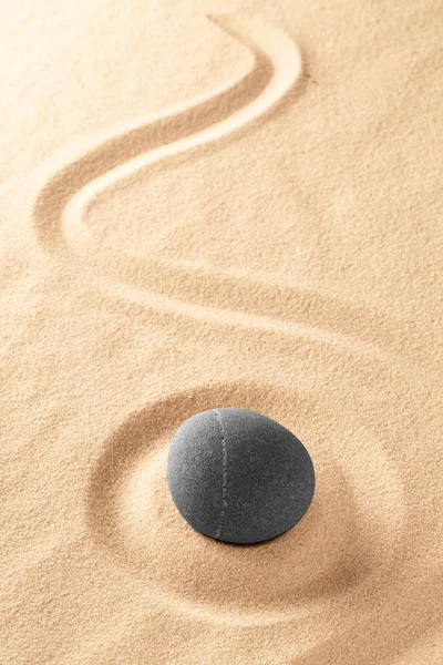 Zen Bouddhisme Medite Pierre Détente Dans Jardin Sable Japonais Râpé — Photo