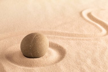 Yoga ya da spa sağlık geçmişi, Japon kum ve taş bahçesi. Farkındalık konsantrasyonu için saflık, denge ve uyum kavramı.