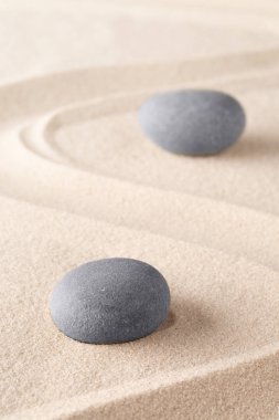 Japon zen bahçesinde Zen meditasyon taşı. Minimum kum arka planında maneviyat, konsantrasyon ve saflık kavramı