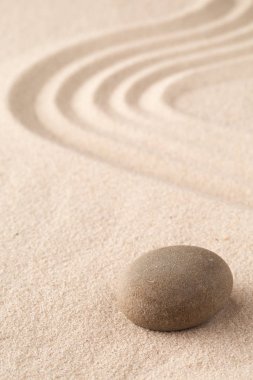Çizgi desenli kum ve taş doku arka planı. Minimal zen meditasyon bahçesi. Yoga, spa sağlıklı yaşam veya budizm ve farkındalık için kavram. Kopyalama alanı ile