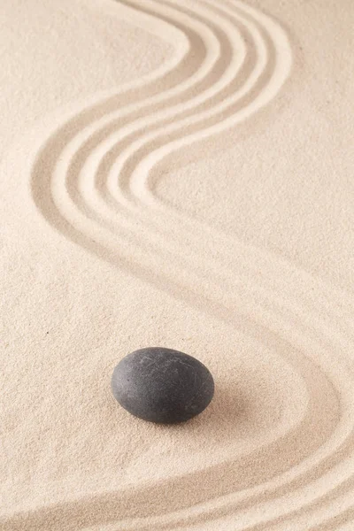 日本禅宗花园中的冥想石 以专注和专注的理念达到心灵的精神平衡 纯洁和和谐 水疗健康或正念背景与复制空间 — 图库照片