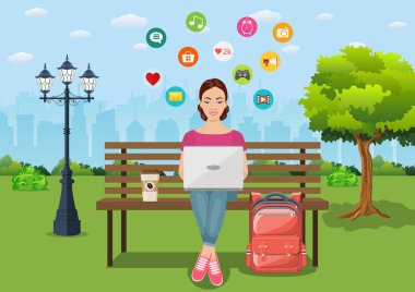 Parkta bankta oturan genç kadın