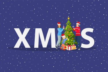 mutlu aile çocuklarla bir Noel ağacı süsleme