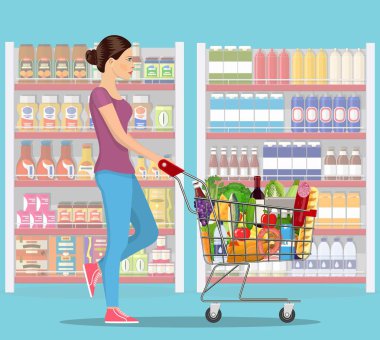 Bakkaliye alışverişi için genç kadın