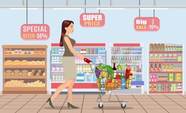 Bakkaliye alışverişi için genç kadın