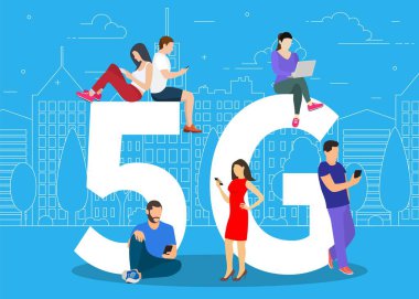 Büyük 5g sembolü üzerinde oturan gadget'lar ile İnsanlar.