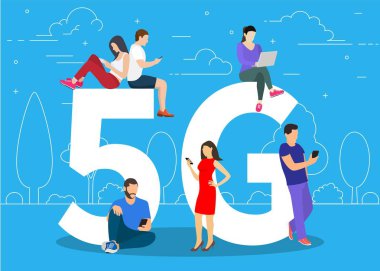 Büyük 5g sembolü üzerinde oturan gadget'lar ile İnsanlar.