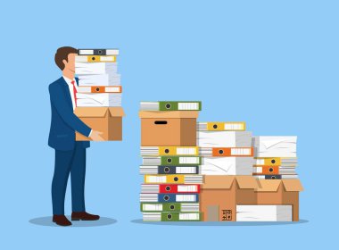 Stresli işadamının elinde yığınla ofis dosyası var