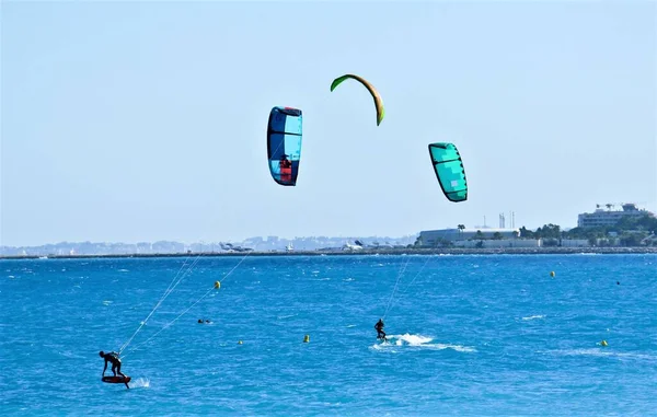 Kitesurfers Surfing Morzu Śródziemnym Lotnisku Tle — Zdjęcie stockowe