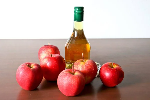 Een Fles Appelciderazijn Verse Rode Appels — Stockfoto