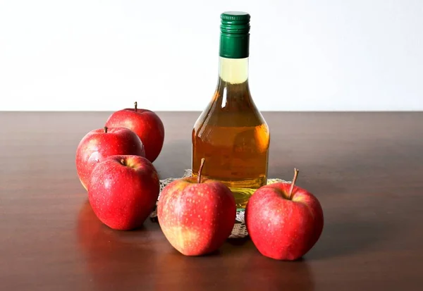 Una Botella Vinagre Manzana Manzanas Rojas Frescas — Foto de Stock