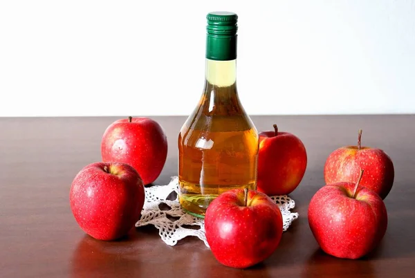 Una Bottiglia Aceto Mele Mele Rosse Fresche — Foto Stock