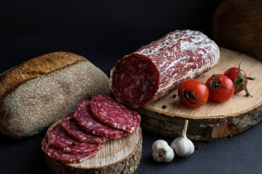 Sosis ekmek ve patates ile